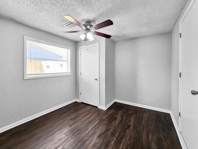 Building Photo - 4 Bedroom Home in Clearwater, FL