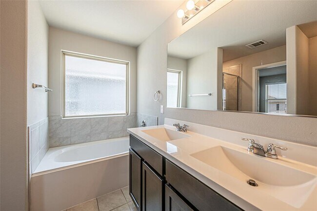 Building Photo - 108 Comet Dr