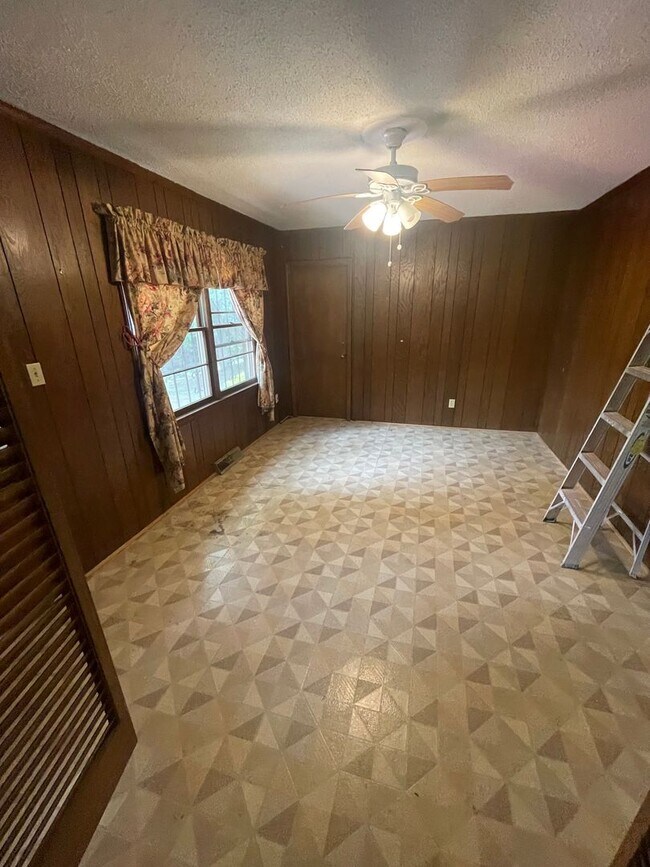 Building Photo - 2 bedroom 3 bath  Mid- Century style home!...