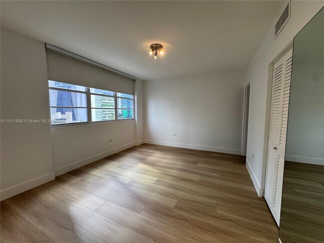 Building Photo - 999 Brickell Bay Dr