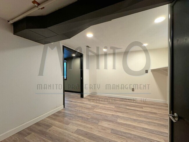 Building Photo - Stunning & Spacious South Hill Home