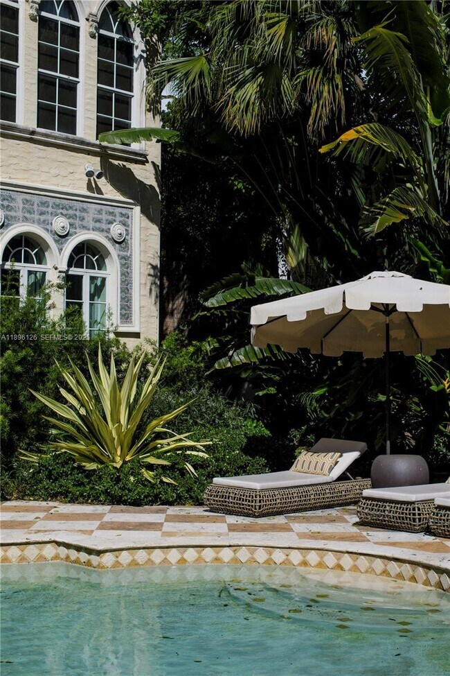 Building Photo - 5801 Pine Tree Dr