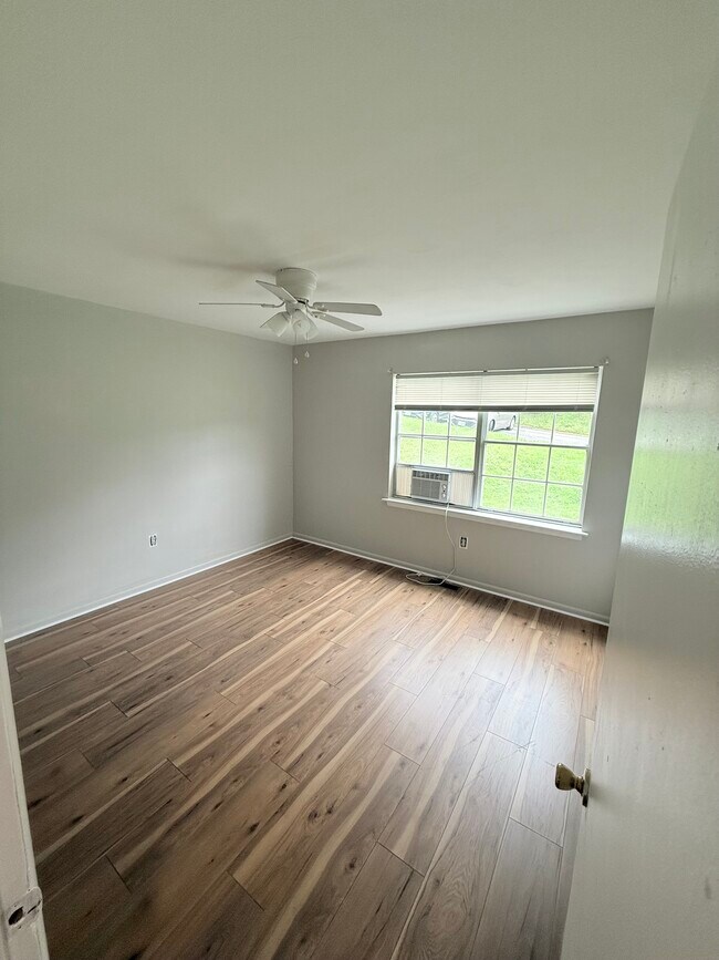 Building Photo - 5326 Carolyn Cir