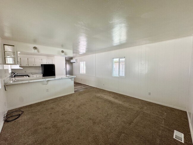 Building Photo - Cute Cozy and Centrally located