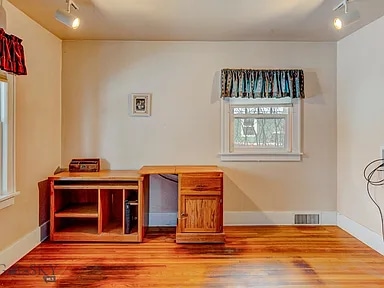 Building Photo - 810 W Lewis St