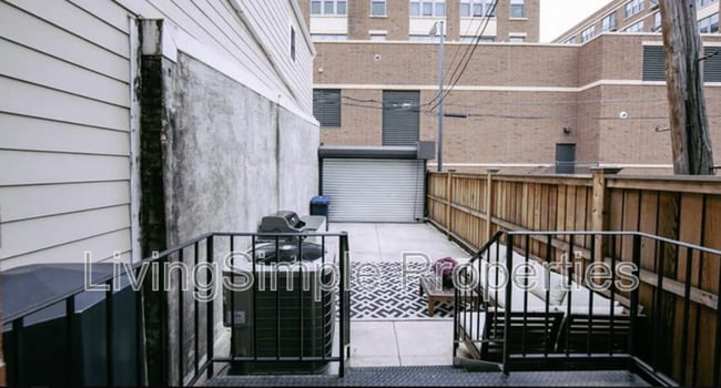 Building Photo - 317 I St NE