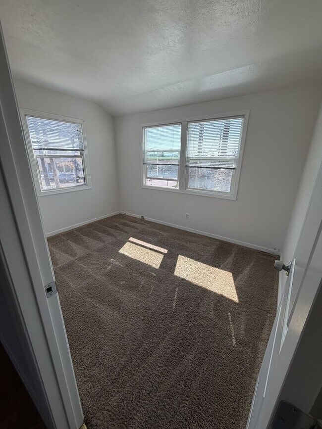 Building Photo - 902-908 24th Street
