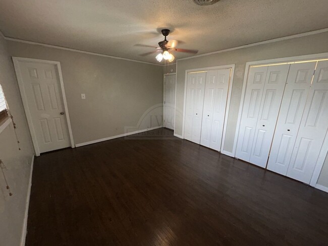 Building Photo - 601 Sutton Dr