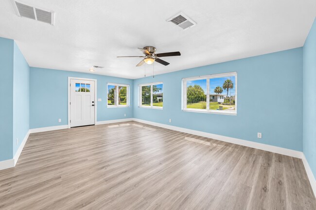 Building Photo - 115 Country Club Dr