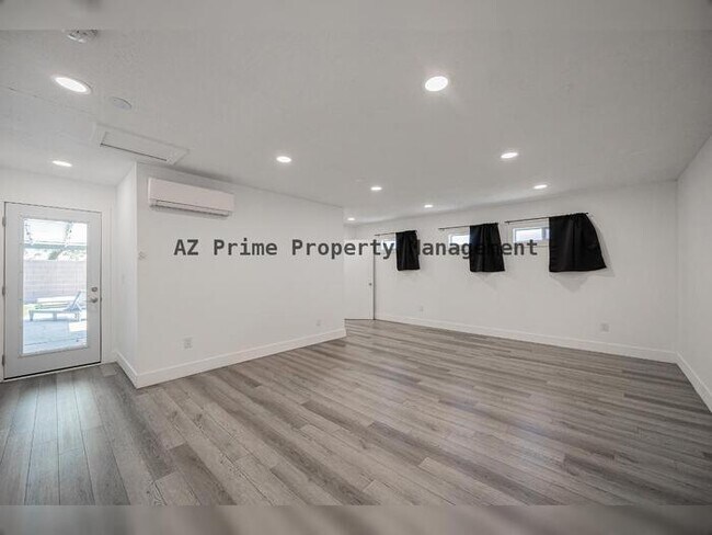 Building Photo - 8447 E Lewis Ave