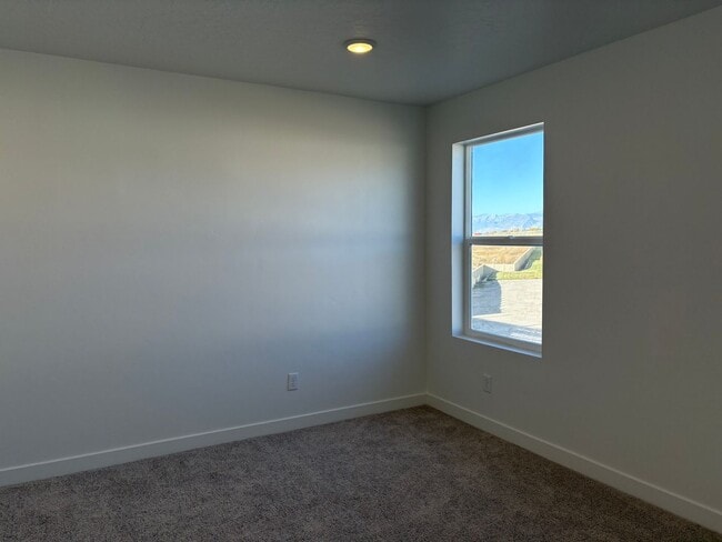 Building Photo - Gorgeous End-Unit Townhome in beautiful Salem!