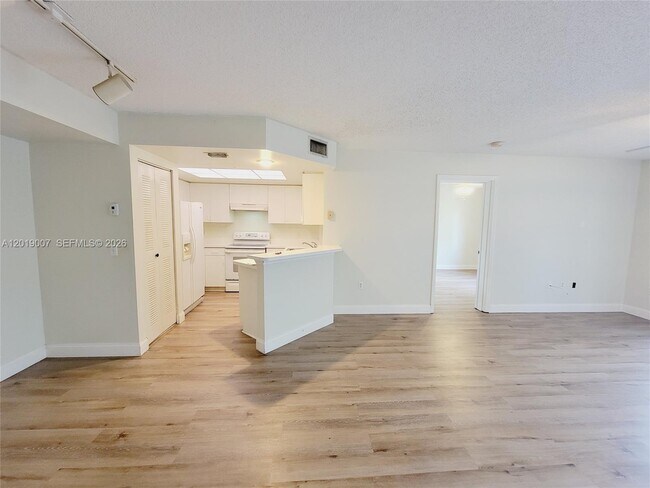 Building Photo - 4155 N Haverhill Rd