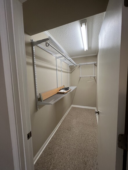 En Suite Walk-in Closet - 32 Racquet Club Rd