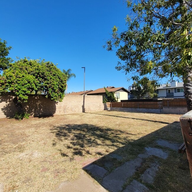 Building Photo - Adorable 2 bed 1.5 bath house with HUGE yard!!