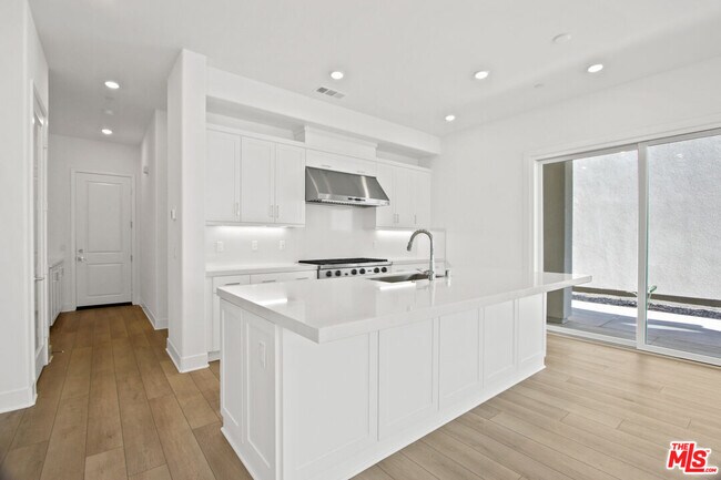 Building Photo - 147 Sawbuck