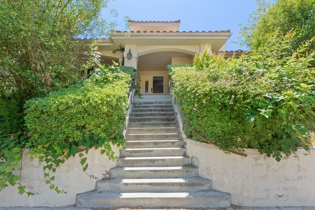 Building Photo - Elegant 5-Bedroom Estate with Pool in Prime Woodland Hills