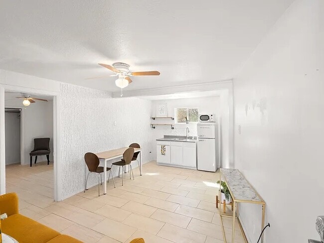 Building Photo - 1017 Maple St