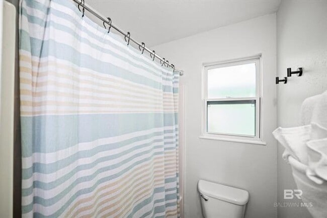 Building Photo - 979 W Lagoon Ave