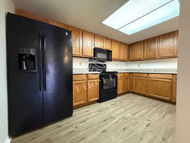 Building Photo - 1111 W Summit Pl