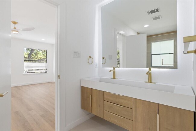 Building Photo - 1707 Yucca Ln