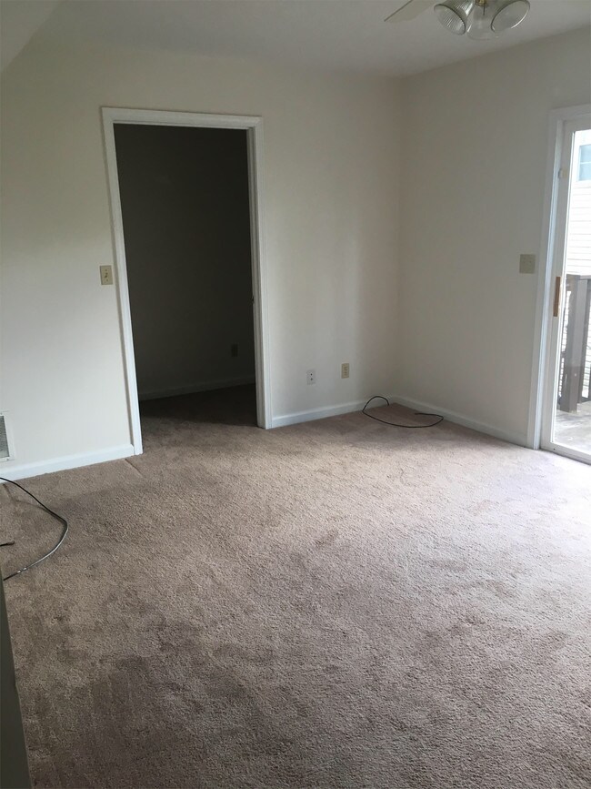 Building Photo - 3832 Sleepy Hollow Dr