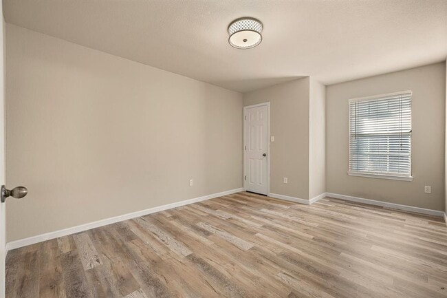 Building Photo - 3809 Tailfeather Dr