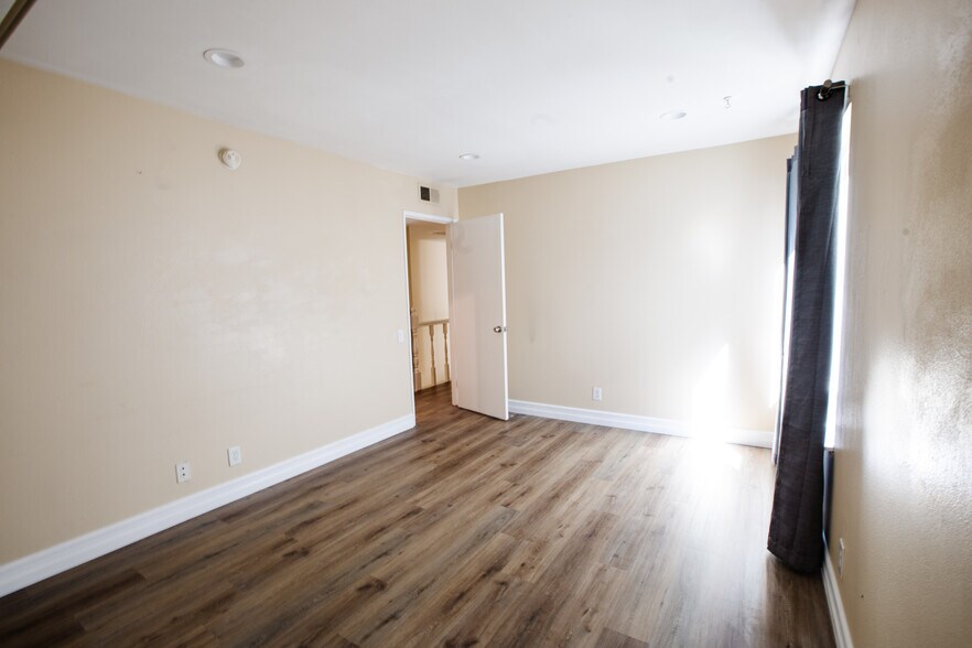 Building Photo - 10933 Wellworth Ave
