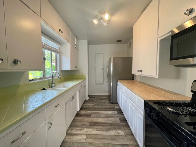 Building Photo - COMING SOON! 1 Bedroom 1 Bathroom Apartmen...