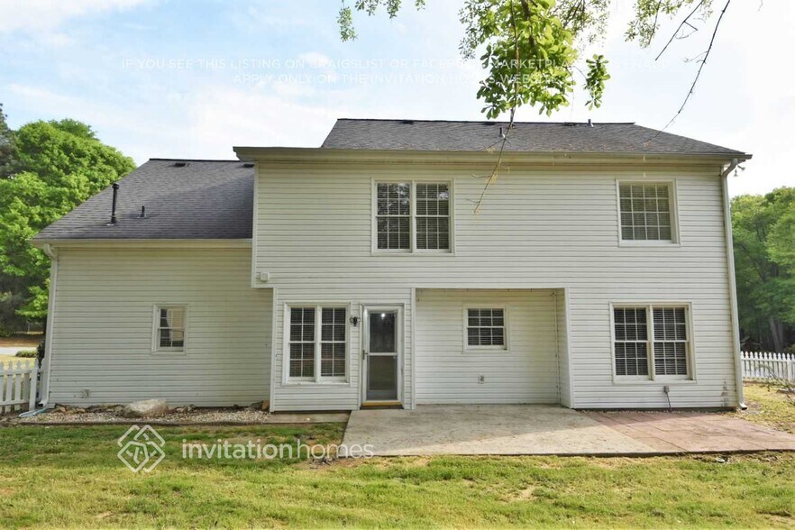 Building Photo - 135 Lacey Oak Ln