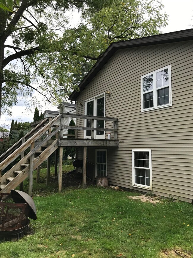 Building Photo - 204 Cherry St