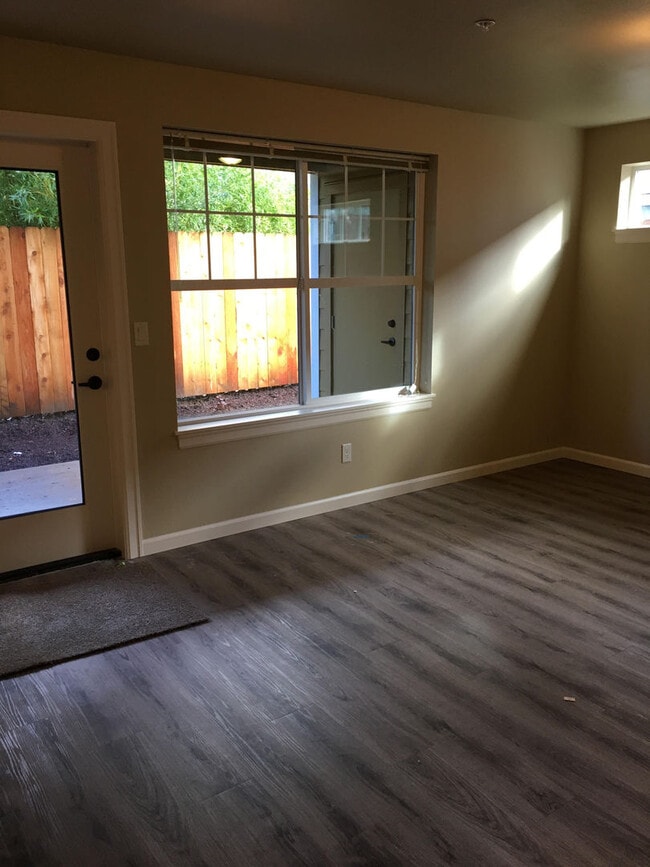 Building Photo - Apartment near downtown Hillsboro