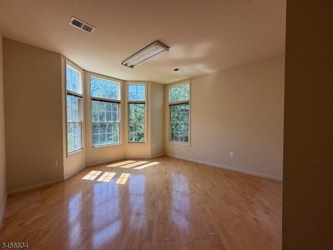 Building Photo - 117 Crown Ct