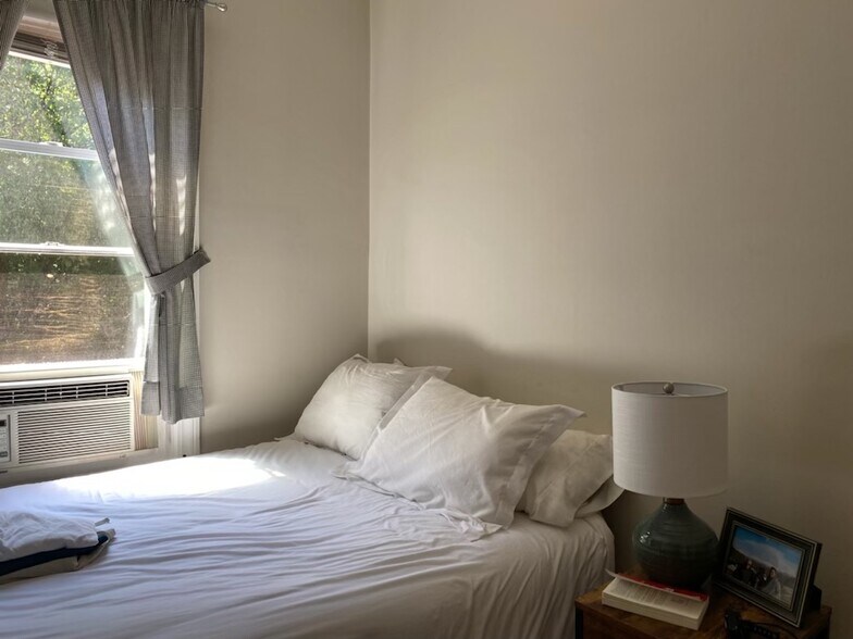 Building Photo - 17 Dartmouth Plz