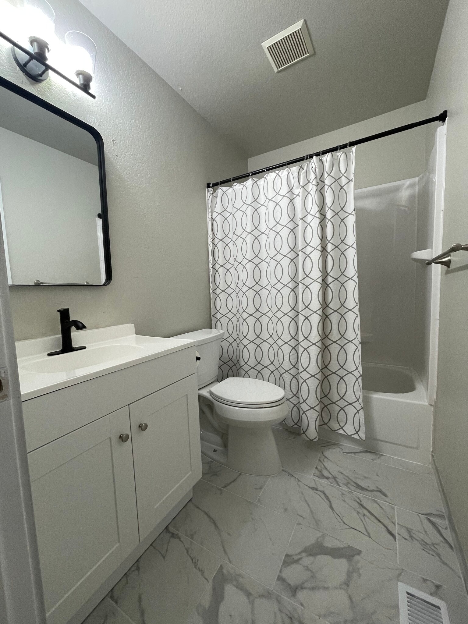 Building Photo - 14210 Beverly Park Rd