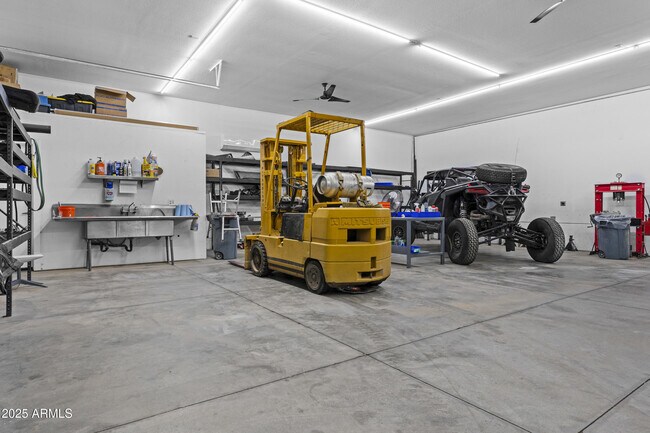 Building Photo - 2617 W Desert Hills Dr