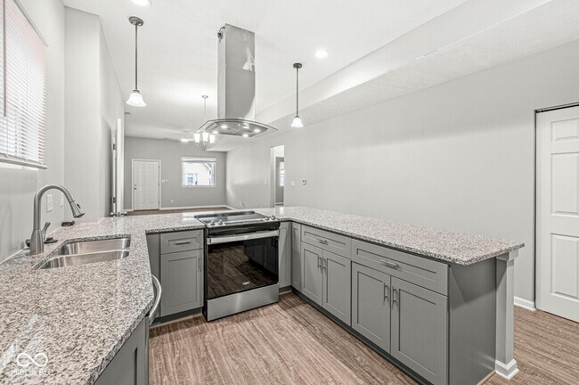 Building Photo - 2345 N Kenwood Ave