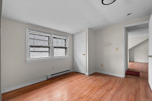 Building Photo - 72 Maple St