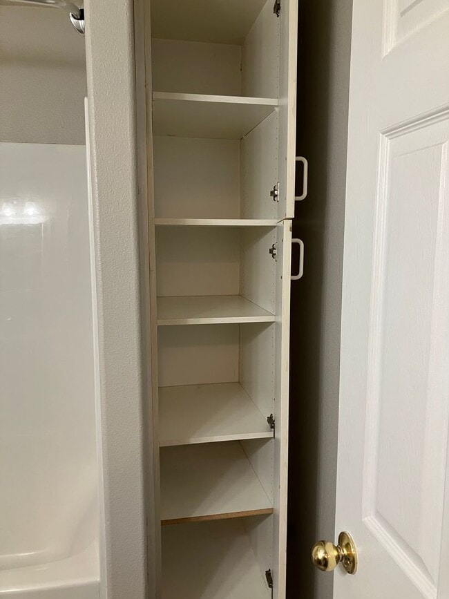 Building Photo - Townhouse, 1.5 bath, w/d in unit, private back patio, all dogs welcome!