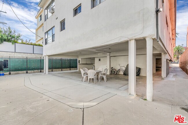 Building Photo - 1812 N Gramercy Pl