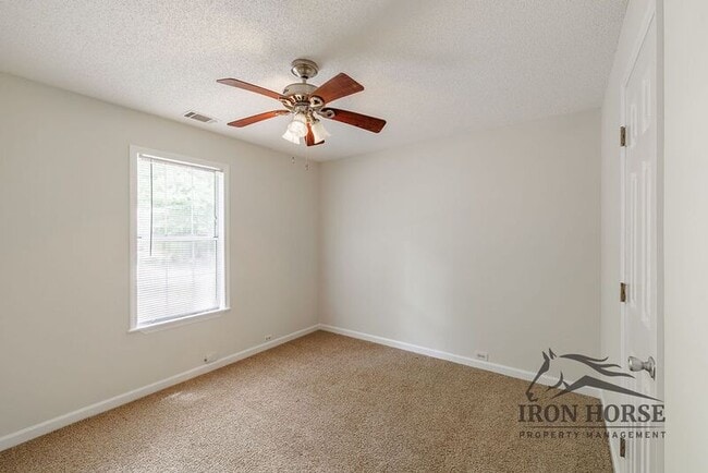 Building Photo - 335 Oak Meadows Dr