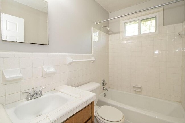 Building Photo - 1432 McCan Dr