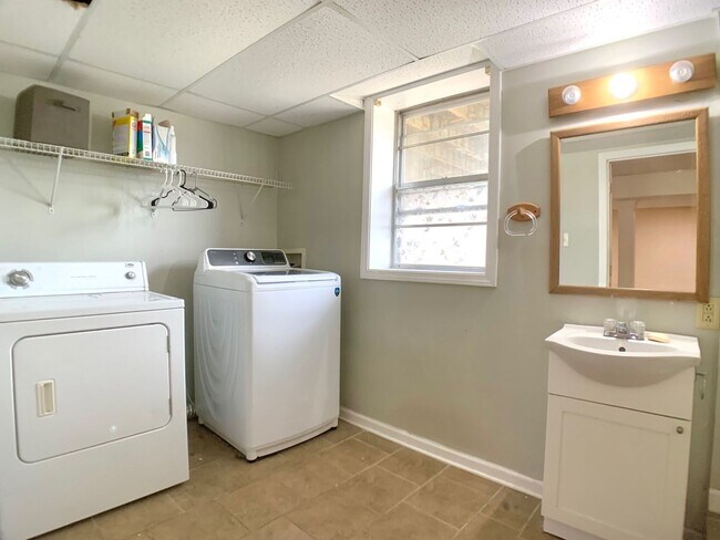 Building Photo - 2707 Dove Ct