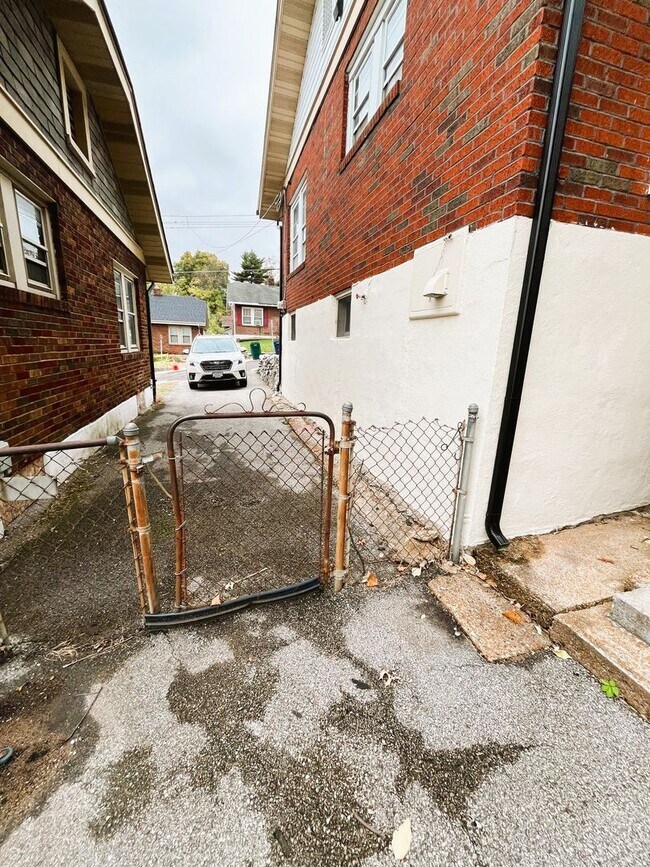 Building Photo - Darling 2 bedroom Bungalow