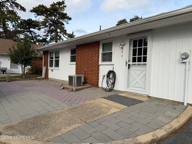 Building Photo - 664D Plymouth Dr