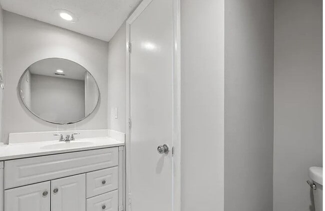 Building Photo - Welcome to this charming 2-bedroom, 1.5-ba...