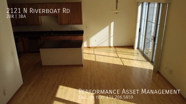 Building Photo - Multi-Level 2BD/2.5BA River Crest Condo