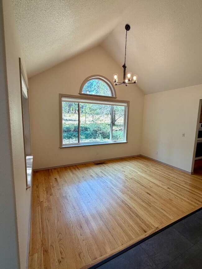 Building Photo - 61171 Minaret Cir