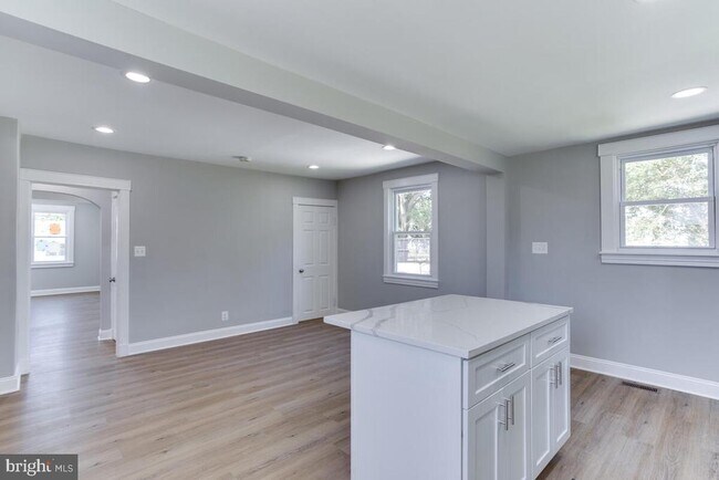 Building Photo - 1227 Tyler Ave