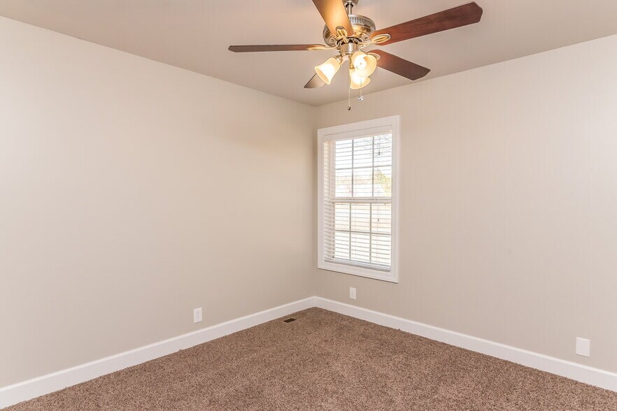 Building Photo - 220 Gatewood Dr