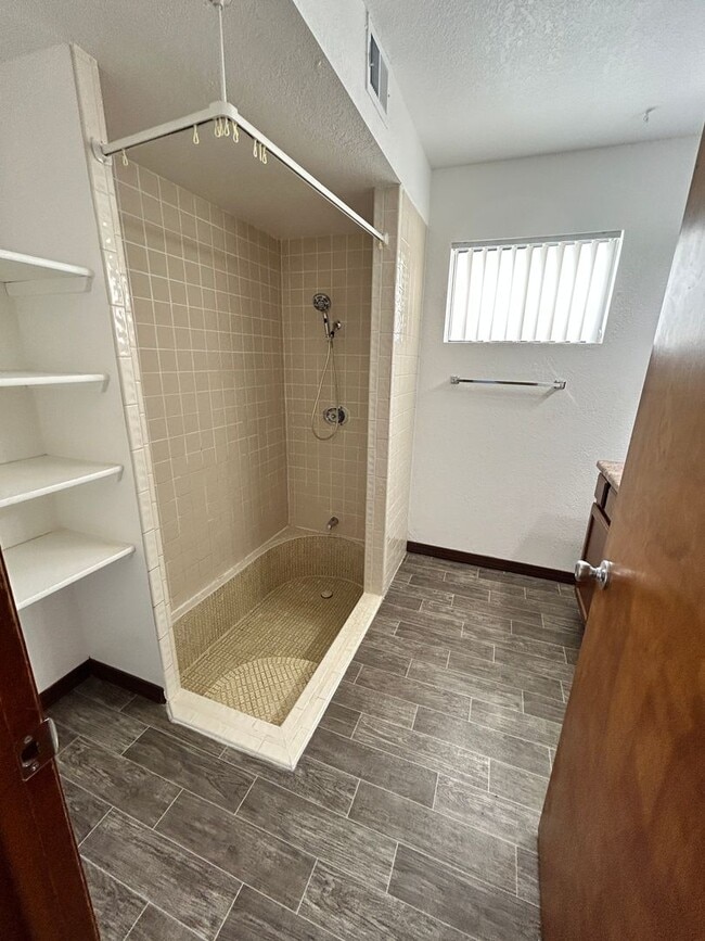 Building Photo - Great Unfurnished home!